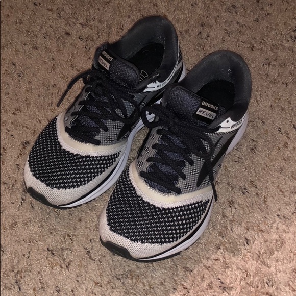 brooks white tennis shoes